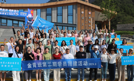 紅色黃崖洞  精神之碑屹立；活力金青班  傳承之花永綻