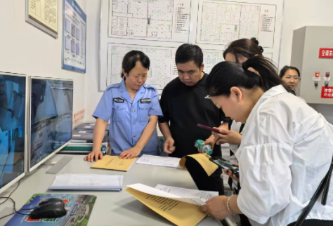 襄垣縣消防大隊 組織商超行業(yè)代表到購物廣場(chǎng)觀(guān)摩學(xué)習